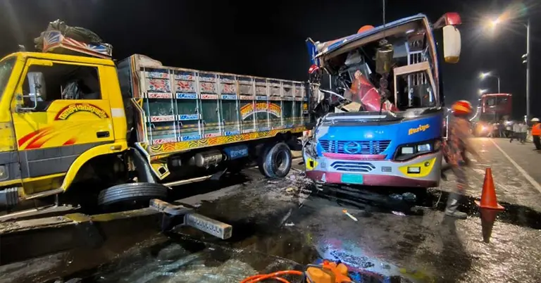 পদ্মাসেতুতে বাস-ট্রাকের সংঘর্ষ; নিহত ২, আহত ১০